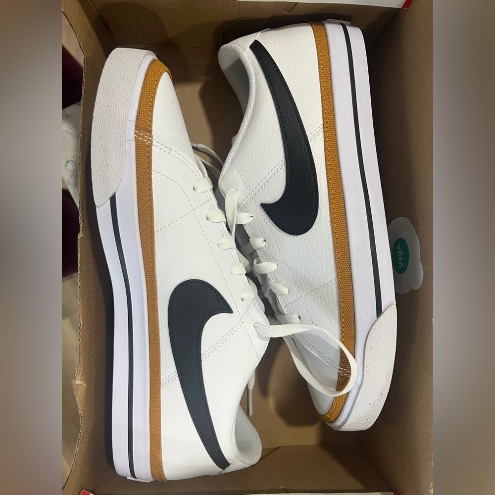 NEW Women’s Nike Court Legacy. Size 10
